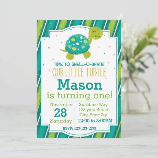 Gestreepte Turtle Verjaardag Uitnodiging (groen) (Staand voorkant)
