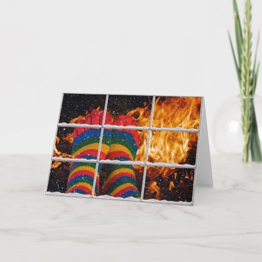 gestreepte voetsokken door haard feestdagen kaart (Voorkant)