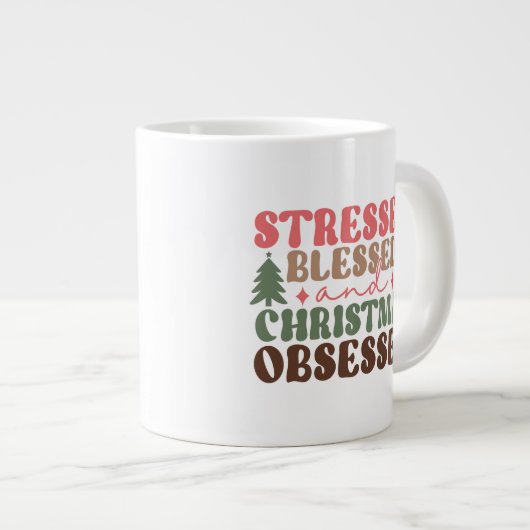 Gestresst, gezegend en geobsedeerd door Kerstmis Grote Koffiekop (Voorkant rechts)