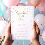 Gestrooid met Liefde Regenboog Baby Sprinkle Kaart<br><div class="desc">Dit schattige ontwerp is voorzien van kleurrijke waterverf sprinkle confetti en faux gold glitter belettering.</div>