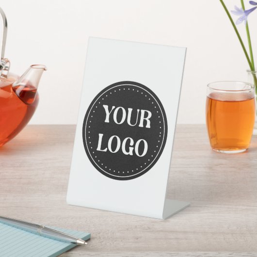 Gestroomlijnd, eigentijds, gepolijst en aanpasbaar reclamebord met voetstuk (Insitu)