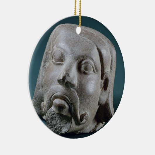 Gestuffte zandsteenkop van een buitenlander, Sarna Keramisch Ornament (Rechts)