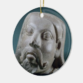 Gestuffte zandsteenkop van een buitenlander, Sarna Keramisch Ornament (Links)