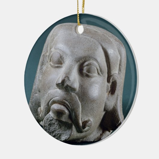 Gestuffte zandsteenkop van een buitenlander, Sarna Keramisch Ornament (Links)