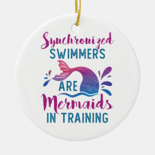 Gesynchroniseerde zwemmers zijn Mermaids in opleid Keramisch Ornament