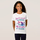 Gesynchroniseerde zwemmers zijn Mermaids in opleid T-shirt (Voorkant volledig)