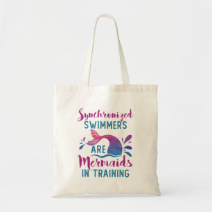 Gesynchroniseerde zwemmers zijn Mermaids in opleid Tote Bag