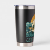 Get On Board Surfer Dog | Retro Bulldog Surfing Geïsoleerde Drinkbeker (Rechts)