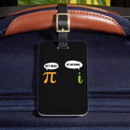 Get Real Wees Rationeel Grappig Wiskunde Pi Dag Ge Bagagelabel (Voorkant Insitu 2)