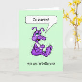 Get Well Cartoon Little Bug met Hurt Arm In Sling Kaart (Gele Bloem)