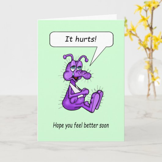 Get Well Cartoon Little Bug met Hurt Arm In Sling Kaart (Gele Bloem)