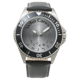 getallen verdrievoudigd op metallisch grijs horloge