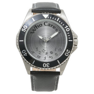 getallen verdrievoudigd op metallisch grijs horloge