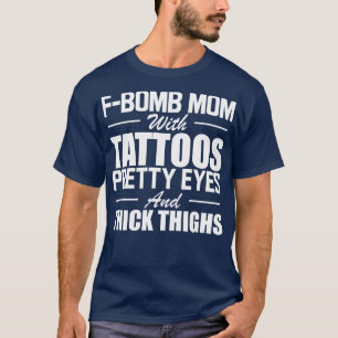 getatoeëerd mam f bom mam met tattoos ogen a t-shirt