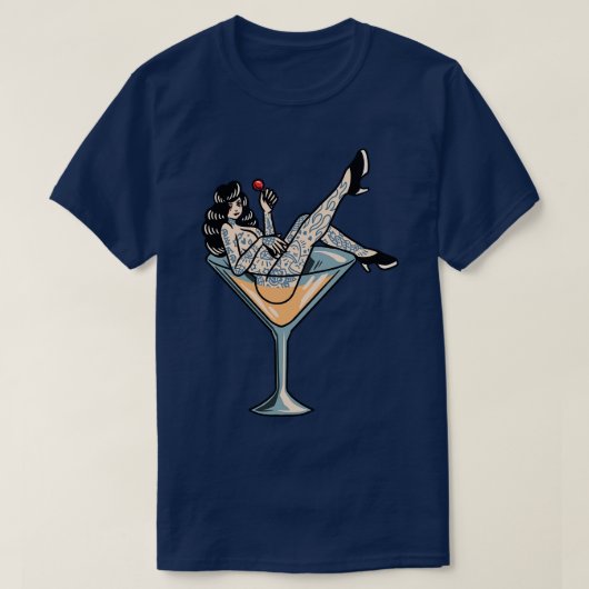  getatoeëerd meisje zittend in een Martini glas T-shirt (Design voorkant)
