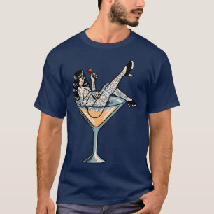 getatoeëerd meisje zittend in een Martini glas T-shirt