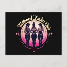 Getatoeëerde damesclub, gekleed in het zwart