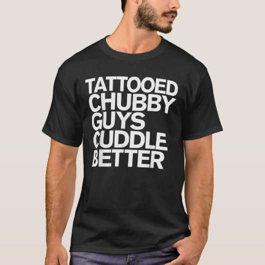 Getatoeëerde dikke kerels knuffelen beter Grappige T-shirt (Voorkant)
