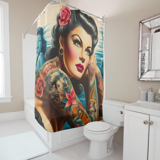 getatoeëerde  pin-up douchegordijn (In situ)