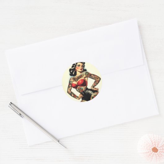 getatoeëerde pin-up ronde sticker (Envelop)