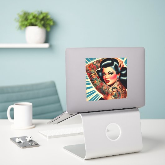  getatoeëerde pin-up sticker (Laptop op bureau)