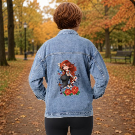 Getatoeëerde roodharige vrouw mouwen paars denim jacket