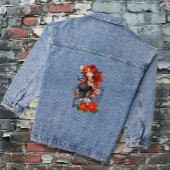 Getatoeëerde roodharige vrouw mouwen paars denim jacket
