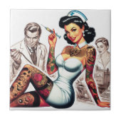 Getatoeëerde verpleegster pin-up tegeltje (Voorkant)