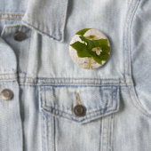 Getextureerde dogwood Bunch Berry Pin on Button (In situ)