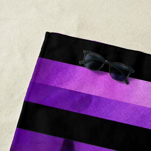 getextureerde paarse en zwarte strepen strandlaken (In situ)