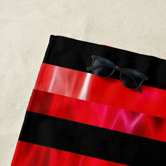 Getextureerde rode en zwarte strepen strandlaken (In situ)