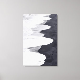 Getij spoelt over Zwarte Strand Canvas Afdruk