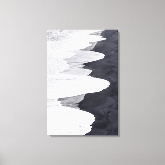 Getij spoelt over Zwarte Strand Canvas Afdruk (Voorkant)