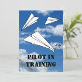 getraind piloot vliegend papieren vliegtuig kaart (Staand voorkant)