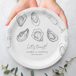 Getrokken Champagne & Oesters Roast Verlovingsfees Papieren Bordje<br><div class="desc">Vier uw verloving met deze elegante papieren borden,  met getekende champagne,  oesters en bewerkbare details. Voeg eenvoudig uw eigen gegevens toe door op de optie "personaliseren" te klikken.</div>