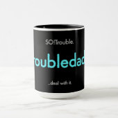 getroubledad! - elektrisch blauw op zwart mok (Midden)