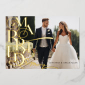 Getrouwd & Blij Elegante typografie Modern Folie Feestdagenkaart (Voorkant)