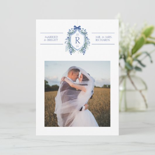 Getrouwd Bright Crest Holiday Wedding Aankondiging (Staand voorkant)