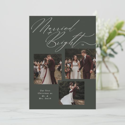 Getrouwd & Bright Script Typografie Kerstfoto Feestdagenkaart (Staand voorkant)
