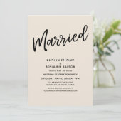 "Getrouwd" Casual Script Typografie Cream Receptie Kaart (Staand voorkant)