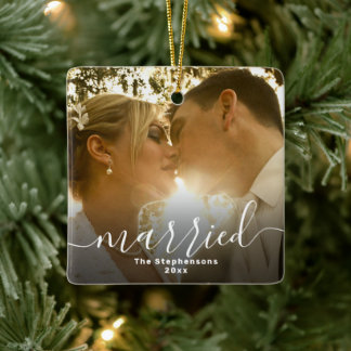 Getrouwd Elegant Script Overlay Dubbelzijdige foto Keramisch Ornament