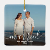 Getrouwd Elegant Script Overlay Dubbelzijdige foto Keramisch Ornament (Achterkant)