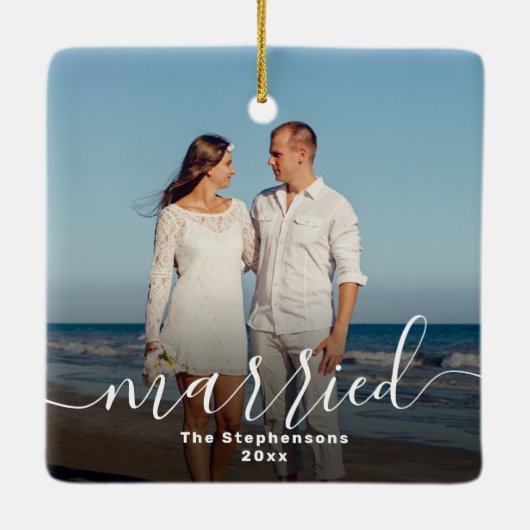 Getrouwd Elegant Script Overlay Dubbelzijdige foto Keramisch Ornament (Achterkant)