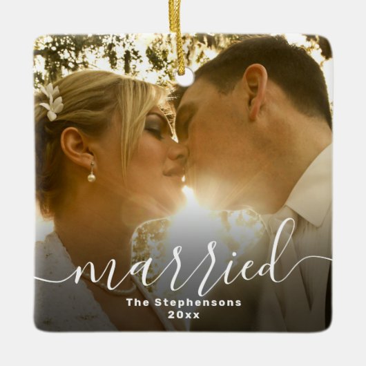 Getrouwd Elegant Script Overlay Dubbelzijdige foto Keramisch Ornament (Voorkant)