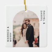 Getrouwd en Blij Foto Minimalistisch Script Elegan Keramisch Ornament (Voorkant)