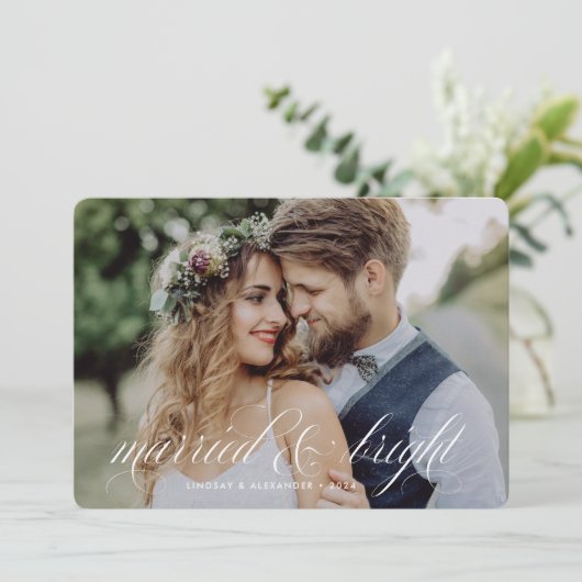 Getrouwd en Bright Script Pas getrouwd Foto Feestdagenkaart (Staand voorkant)