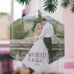 Getrouwd en helder minimalistische moderne trouwfo glas ornament<br><div class="desc">Married & Bright kerst ornament met trouwfoto en optie om het jaar op te nemen. Eenvoudig,  minimalistisch en effectief met  nostalgische typografie en een volledige bloedingsfoto van het nieuwe echtpaar. Meer ideeën zijn te vinden in mijn Passen getrouwd Christmas Gift Ideas collectie.</div>