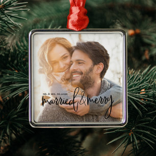 Getrouwd en Merry Elegant Script Naam en Datum Metalen Ornament