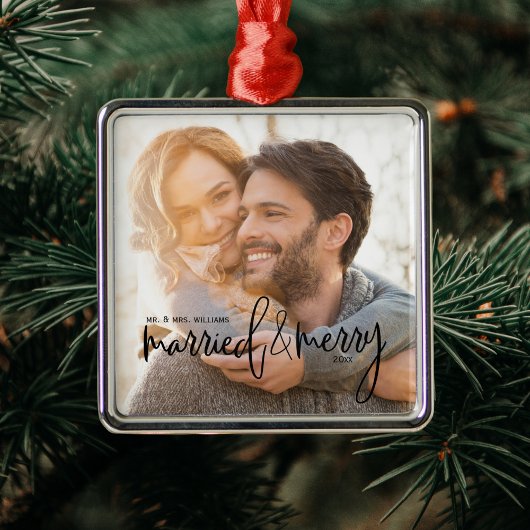 Getrouwd en Merry Elegant Script Naam en Datum Metalen Ornament