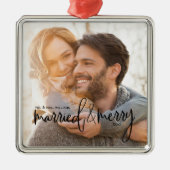 Getrouwd en Merry Elegant Script Naam en Datum Metalen Ornament (Voorkant)